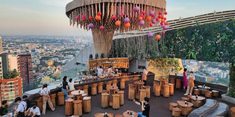 Sky bar cocktails for a spectacular sunset view